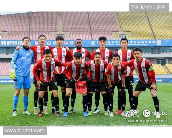 成都羽毛球队团队协作引发热议球员间配合与默契的争议探讨